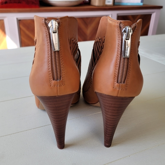 🆕️ Vince Camuto Brick Cutout Acha Leather Sandal - Picture 8 of 16